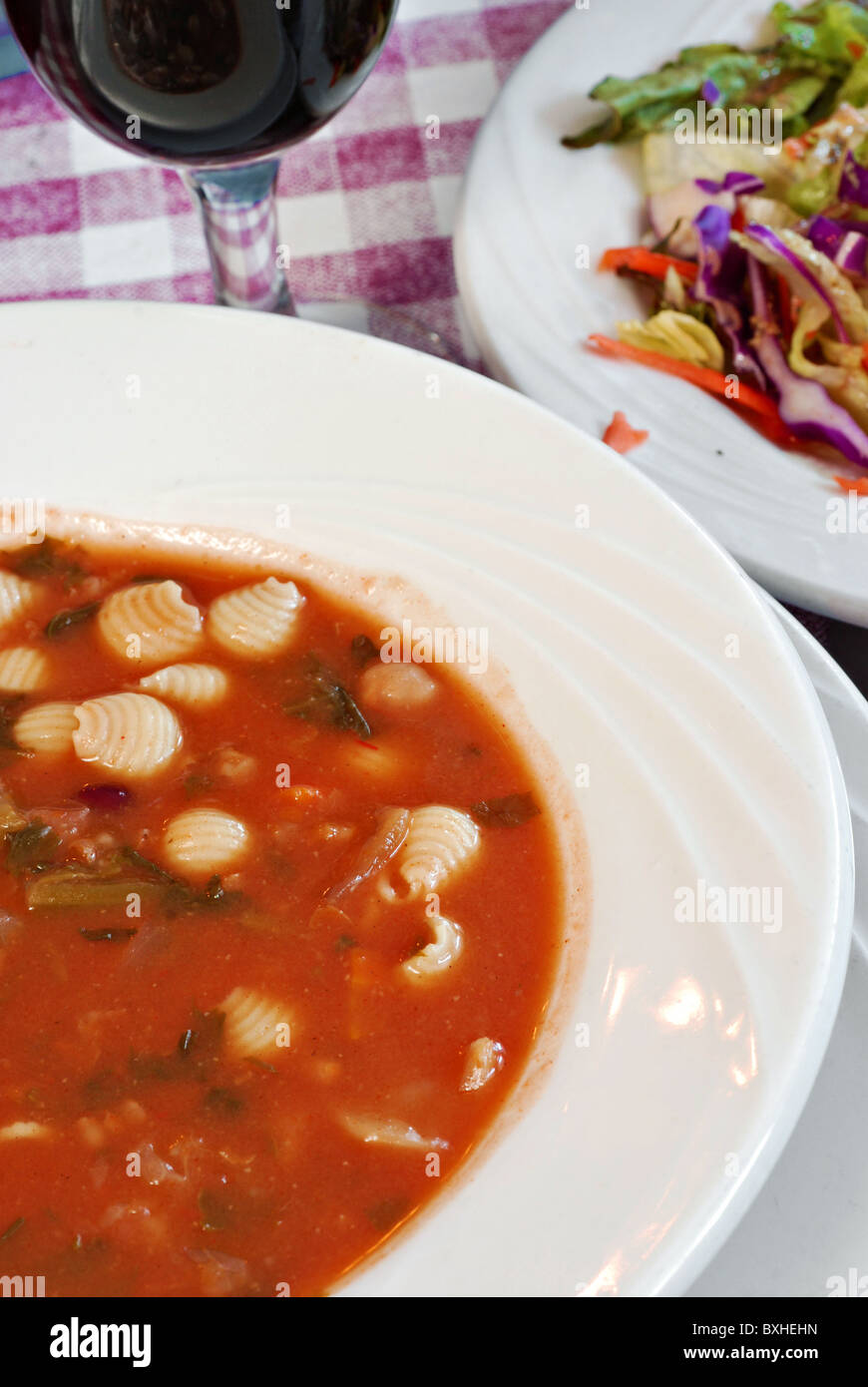 Minestrone-Suppe mit Gartensalat Stockfoto