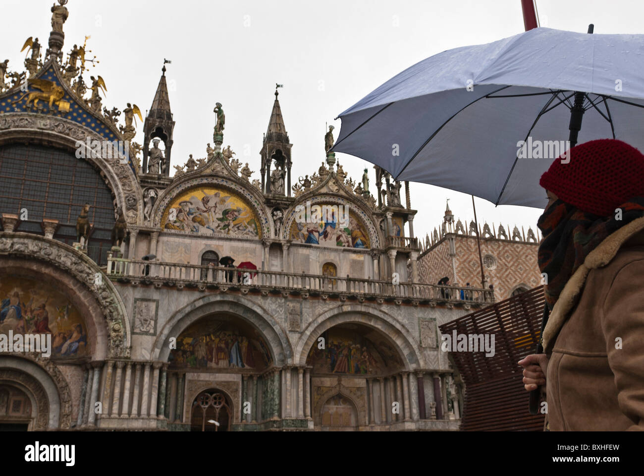 Frau unter Dach, die Kathedrale von San Marcos, Venedig, Italien, Europa zu bewundern. Stockfoto