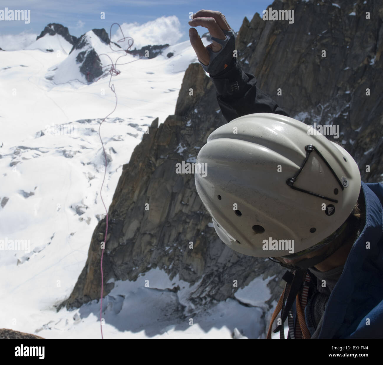 Eine männliche Kletterer Abseilen von Pyramide du Tacul in der Nähe von Mont-Blanc in Chamonix, Frankreich wird vorbereitet. Stockfoto