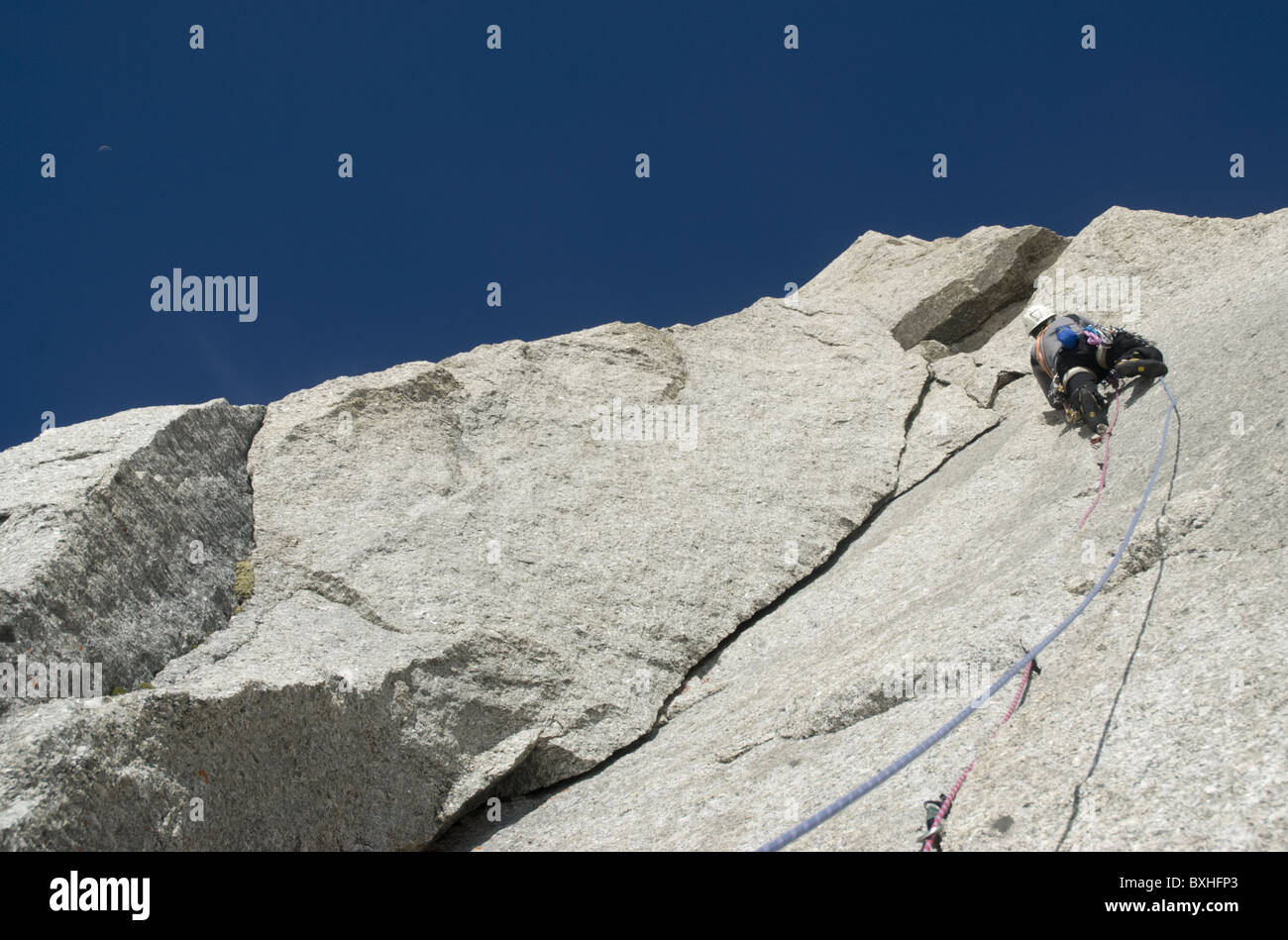 Eine männliche Rock Climber Vorstieg auf Pyramide du Tacul in der Nähe von Mont-Blanc in Chamonix, Frankreich. Stockfoto