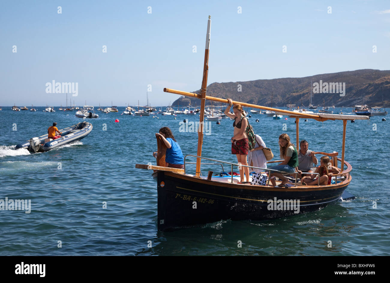 Touristenboot Sightseeing und moderne aufblasbare Cadaqués Emporda Catalunya Spanien Stockfoto
