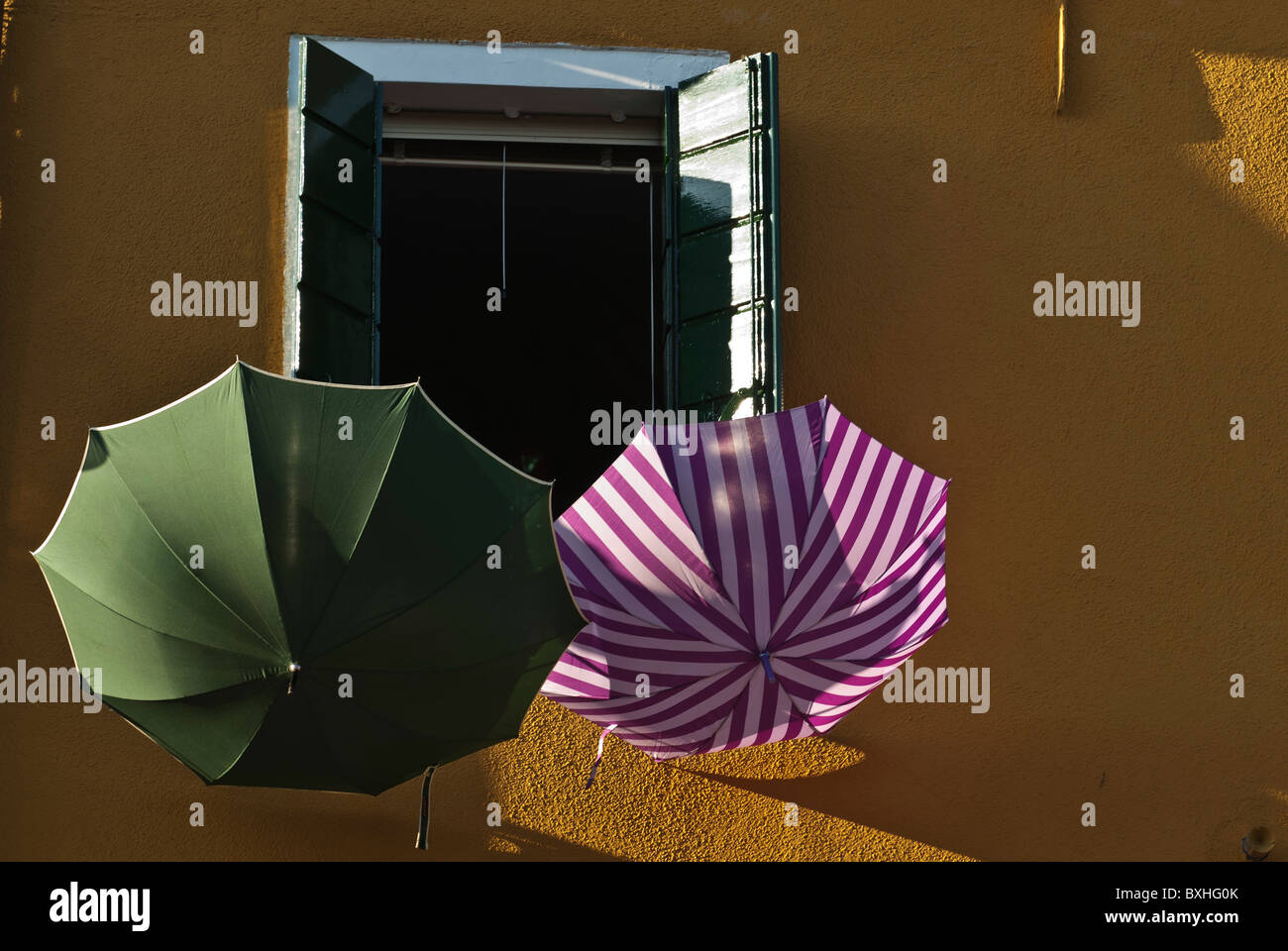 Schirme hängen vor einem bunten Haus, Insel Burano, Veneto, Italien, Europa Stockfoto