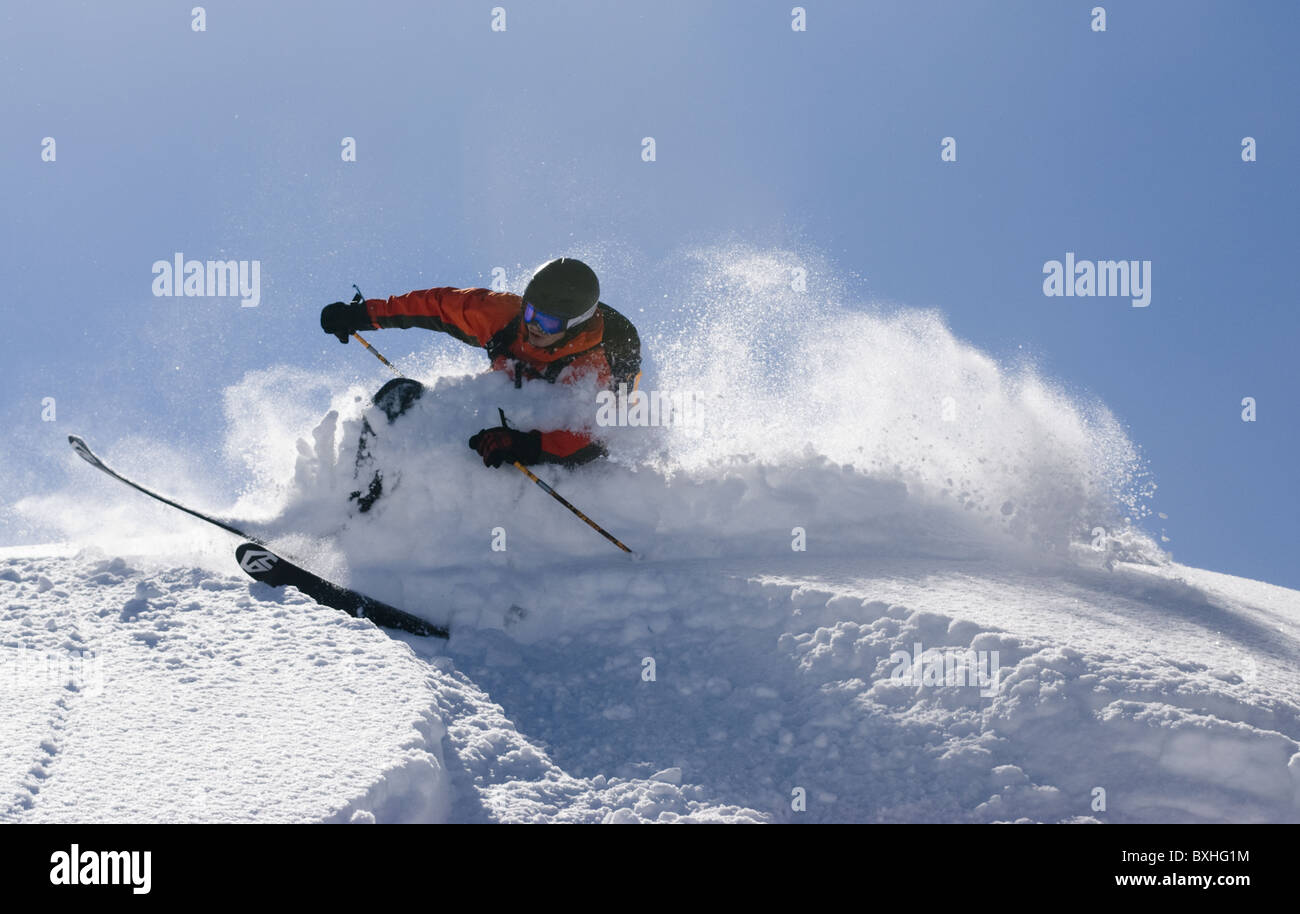 Ein Freeskier Skifahren im Tiefschnee in Limone Piemonte, Italien. Stockfoto
