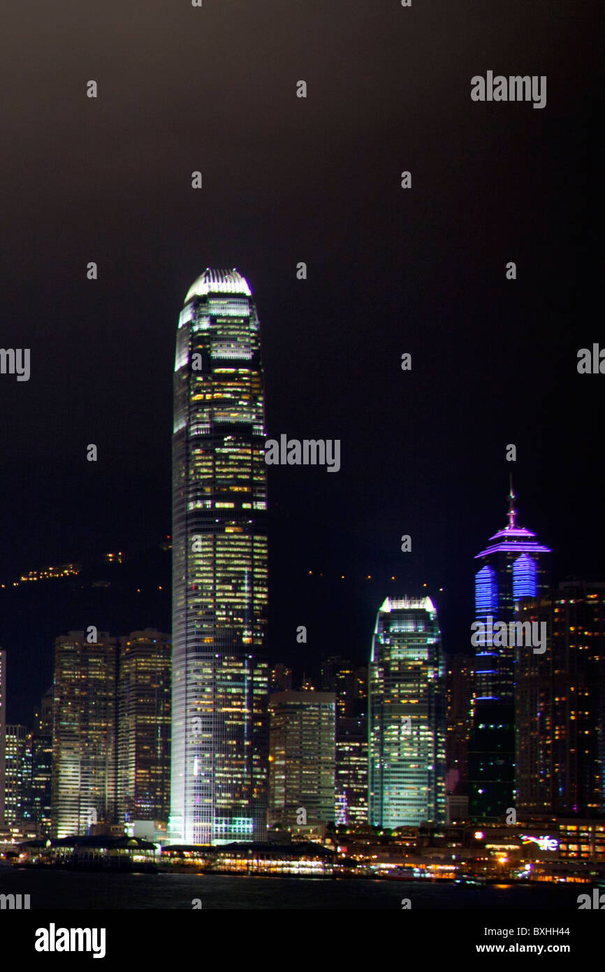 Die erstaunliche Hong Kong Skyline bei Nacht gesehen. Die imposante Strukturen umfassen die Ifc Türme & The Centre Stockfoto