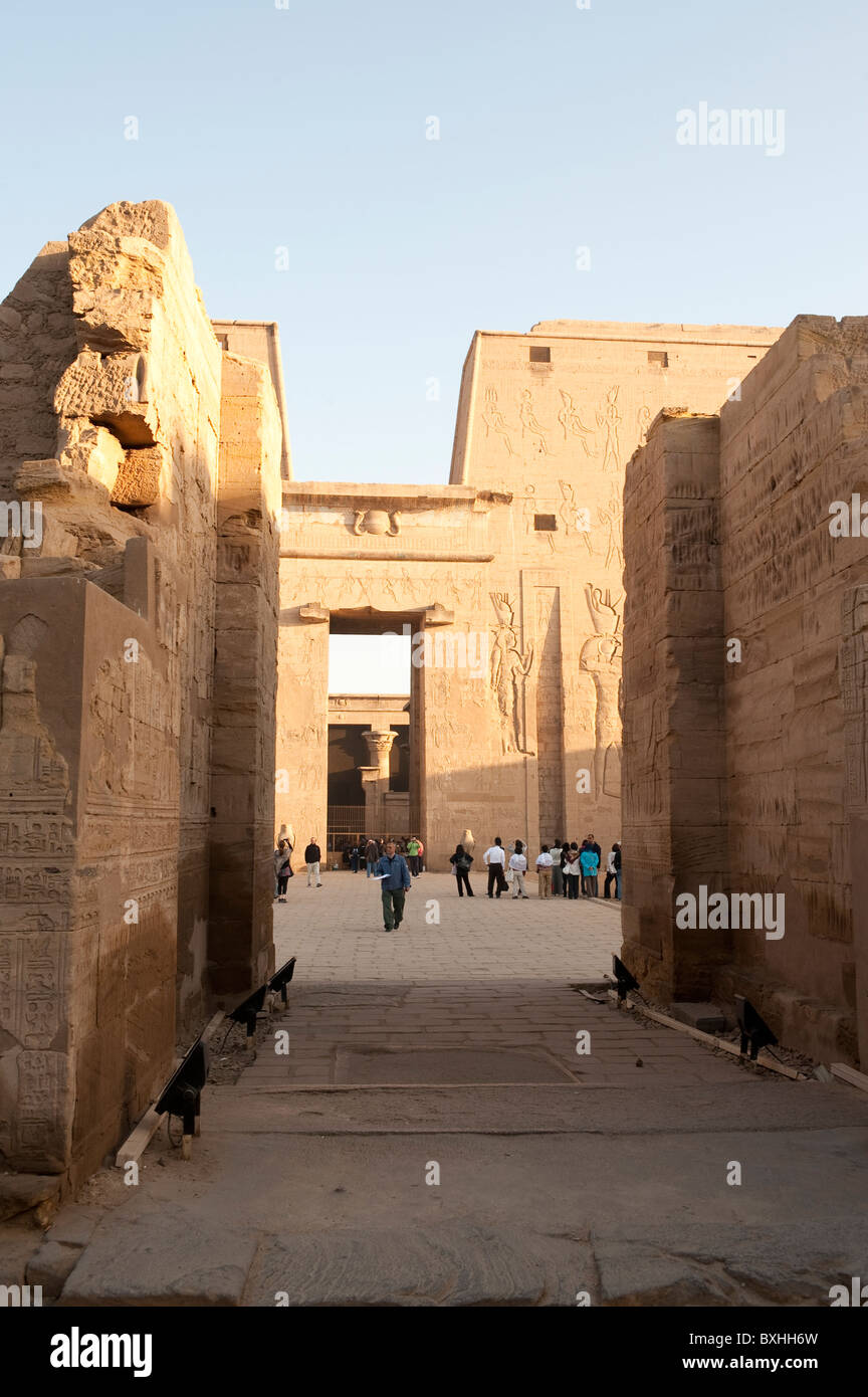 Edfu, Ägypten. Der Tempel des Horus in Edfu. Stockfoto