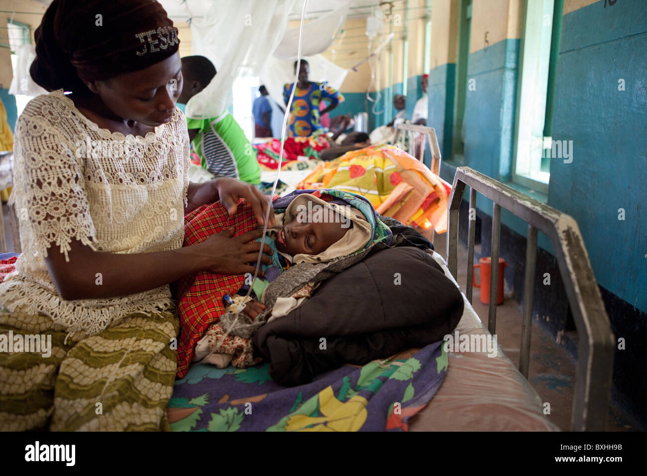 Eine Frau kümmert sich um ihre Tochter sterben an AIDS in Amuria, Uganda, Ostafrika. Stockfoto