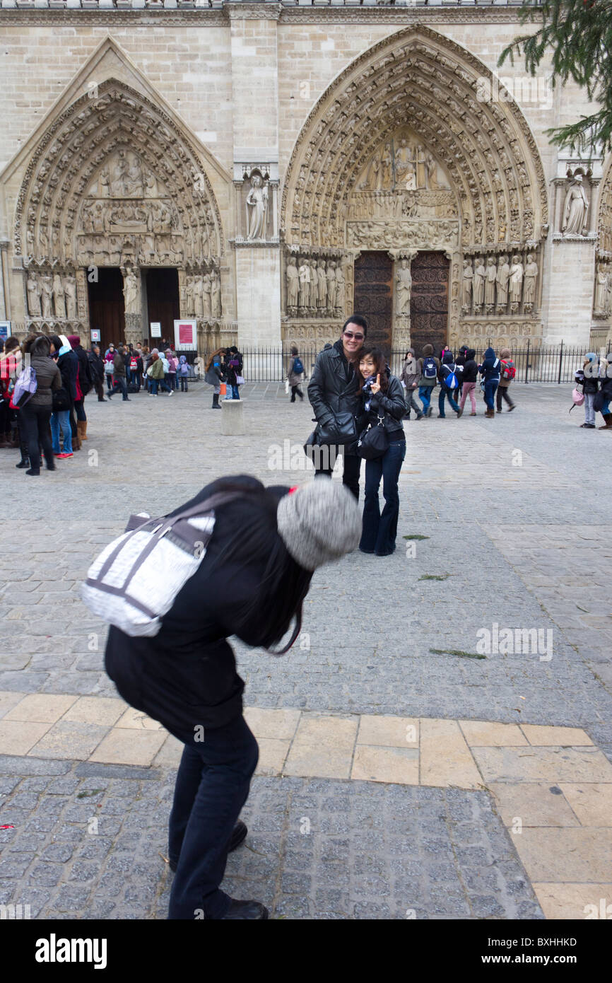 Touristen fotografieren vor der Kathedrale Notre Dame, Paris, Frankreich Stockfoto