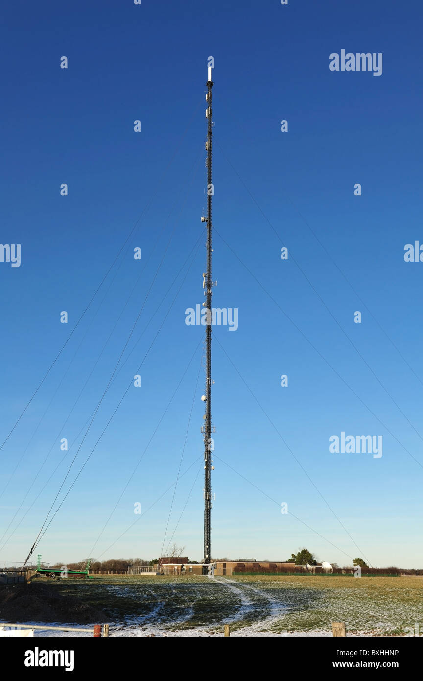 Multi-Antenne Antennen ragen Mast für Mobiltelefone und andere Formen der Kommunikation über Funk. Stockfoto