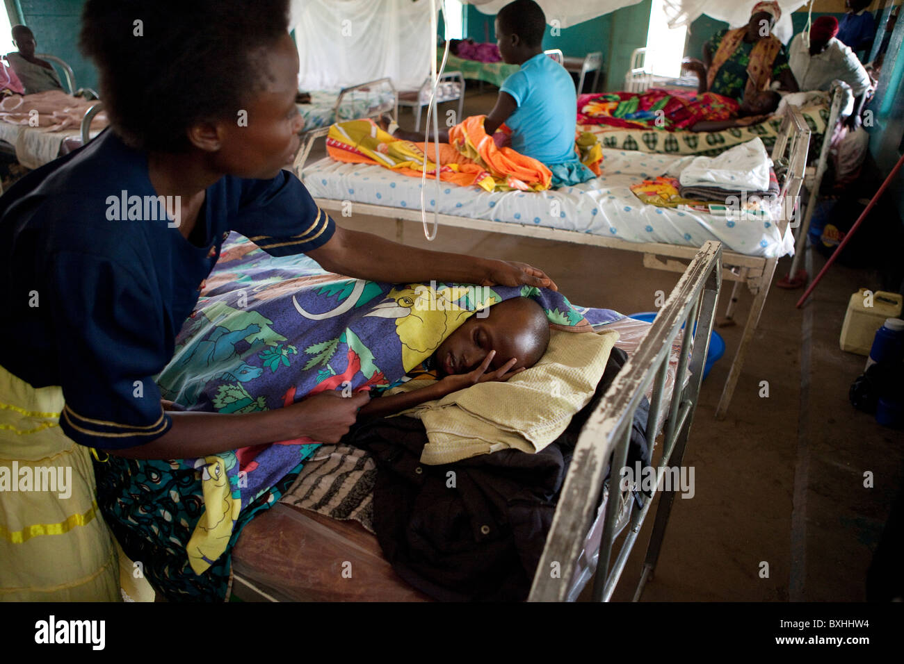 Eine Frau kümmert sich um ihre Tochter sterben an AIDS in Amuria, Uganda, Ostafrika. Stockfoto