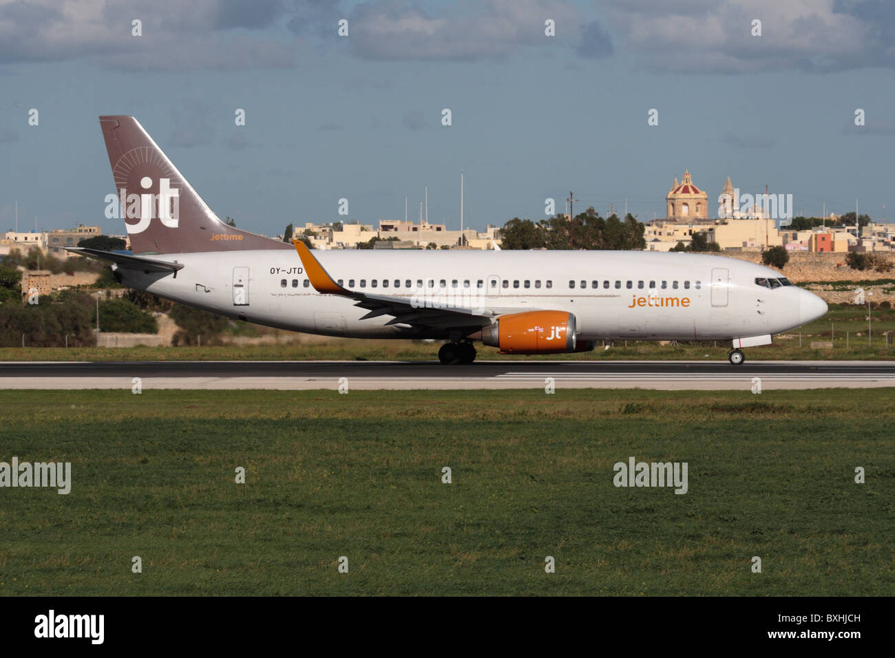 Jet Zeit Boeing 737-300 Rollen für die Abfahrt aus Malta Stockfoto