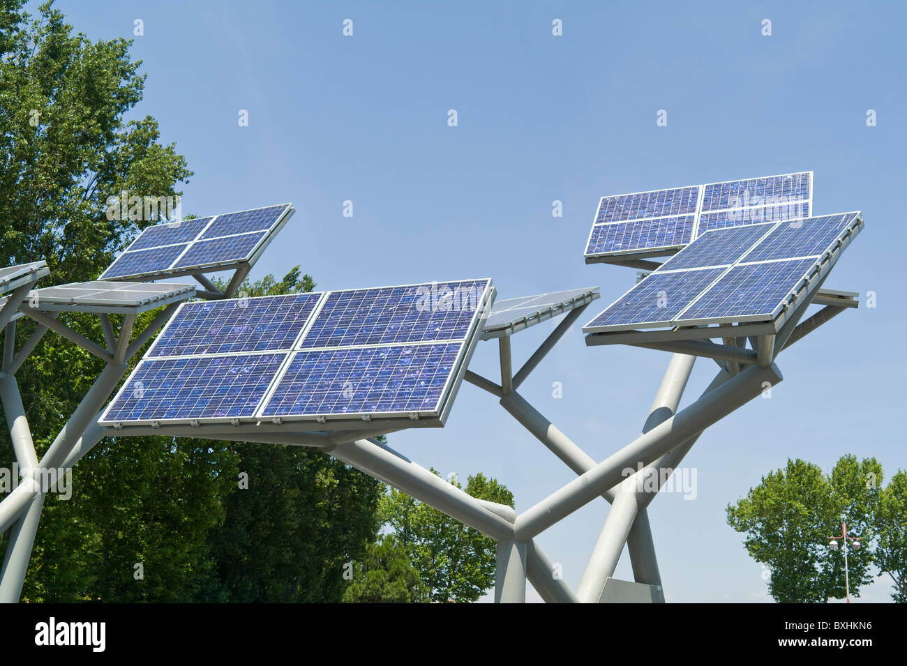 Sonnenkollektoren installiert auf einem Parkplatz in Narbonne Frankreich Stockfoto
