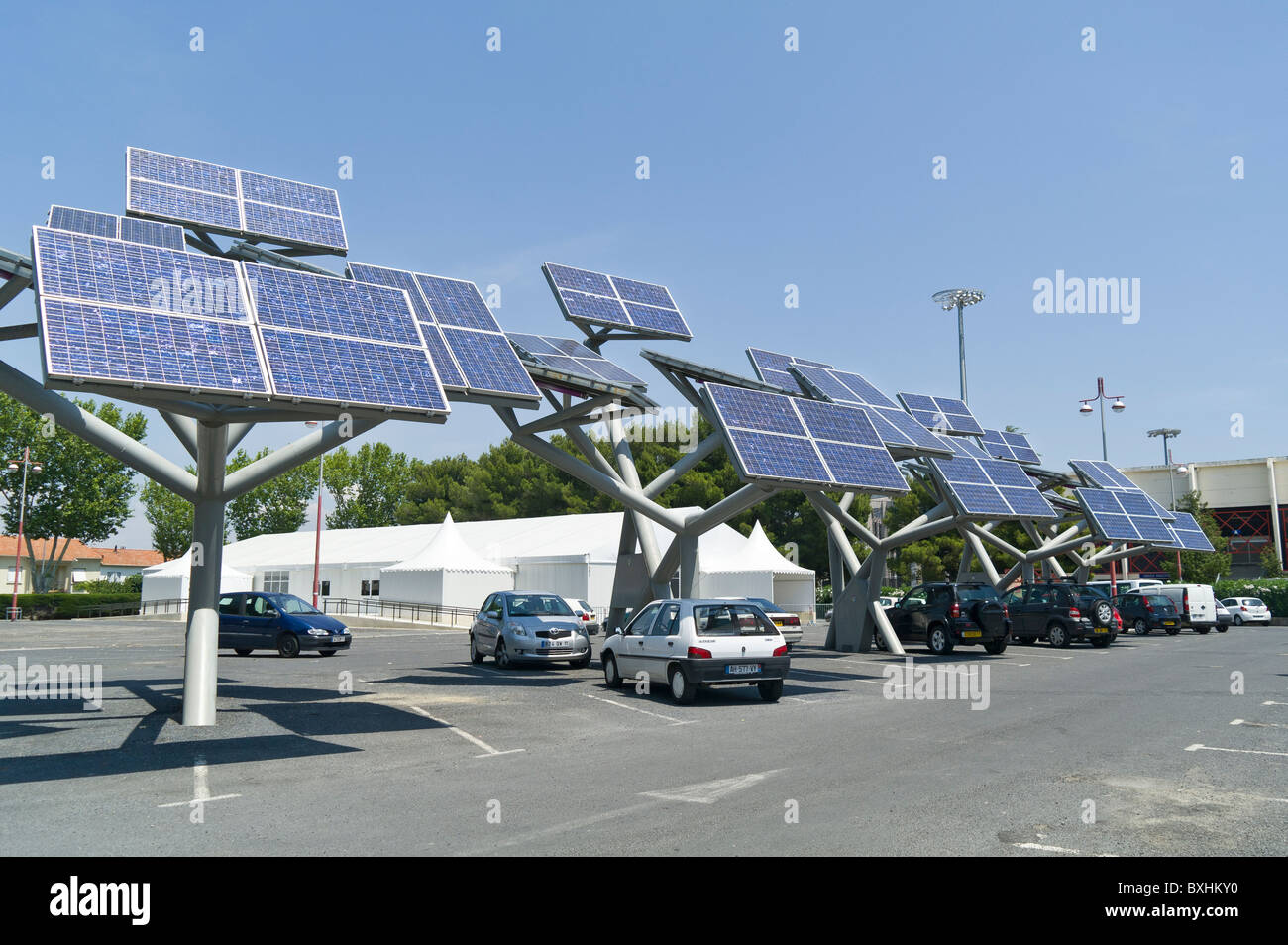 Sonnenkollektoren installiert auf einem Parkplatz in Narbonne Frankreich Stockfoto