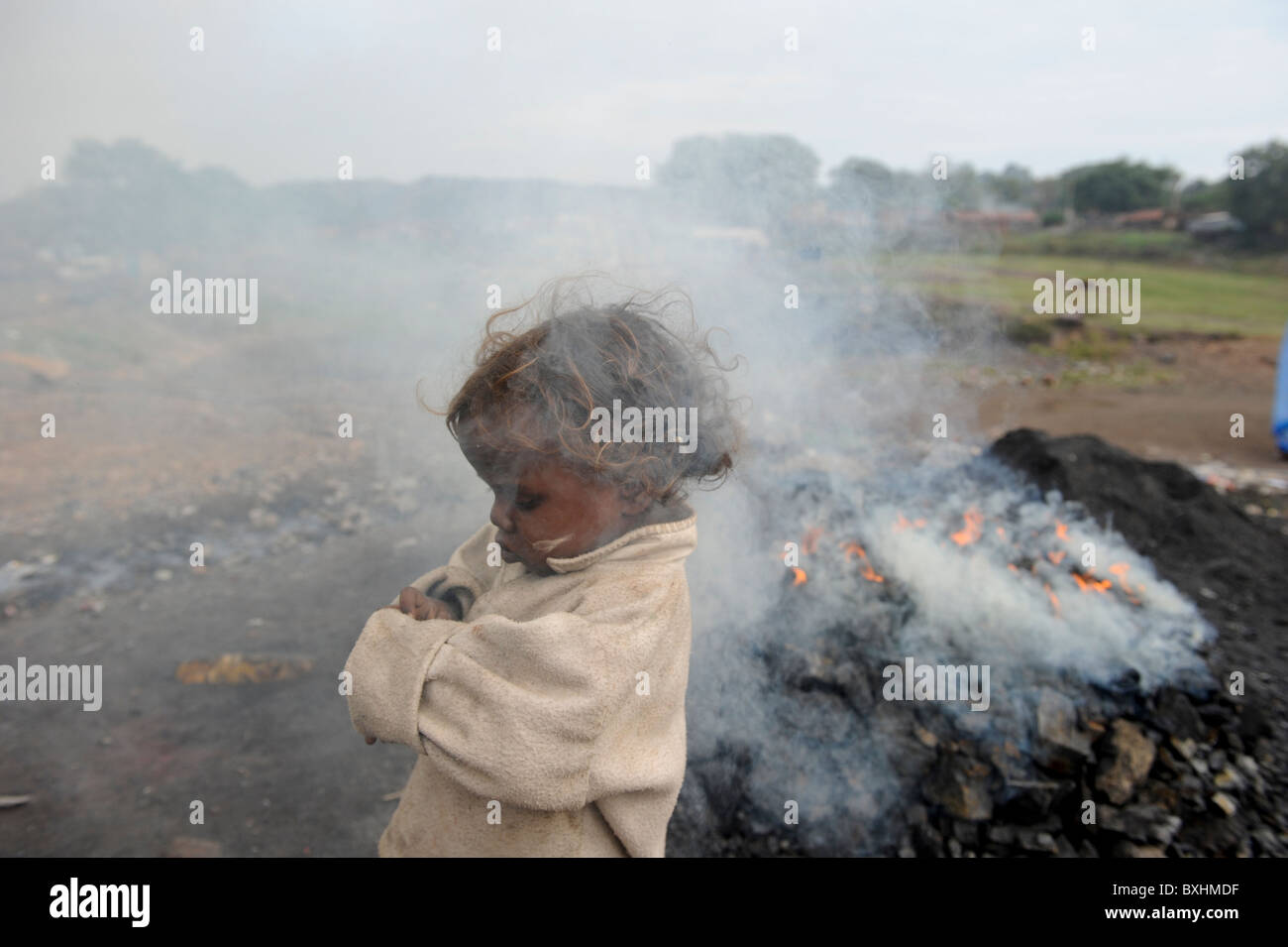 Indien Jharkand, Jharia, Menschen leben in der Nähe Kohlefelder von BCCL, die sammeln illegal Kohle und brennen sie auf Kokskohle zu verkaufen Stockfoto