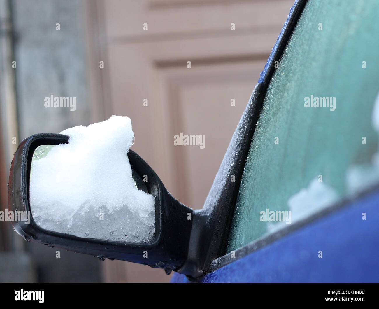 Eine gefrorene Auto Außenspiegel mit Schnee und Eis bedeckt. Stockfoto