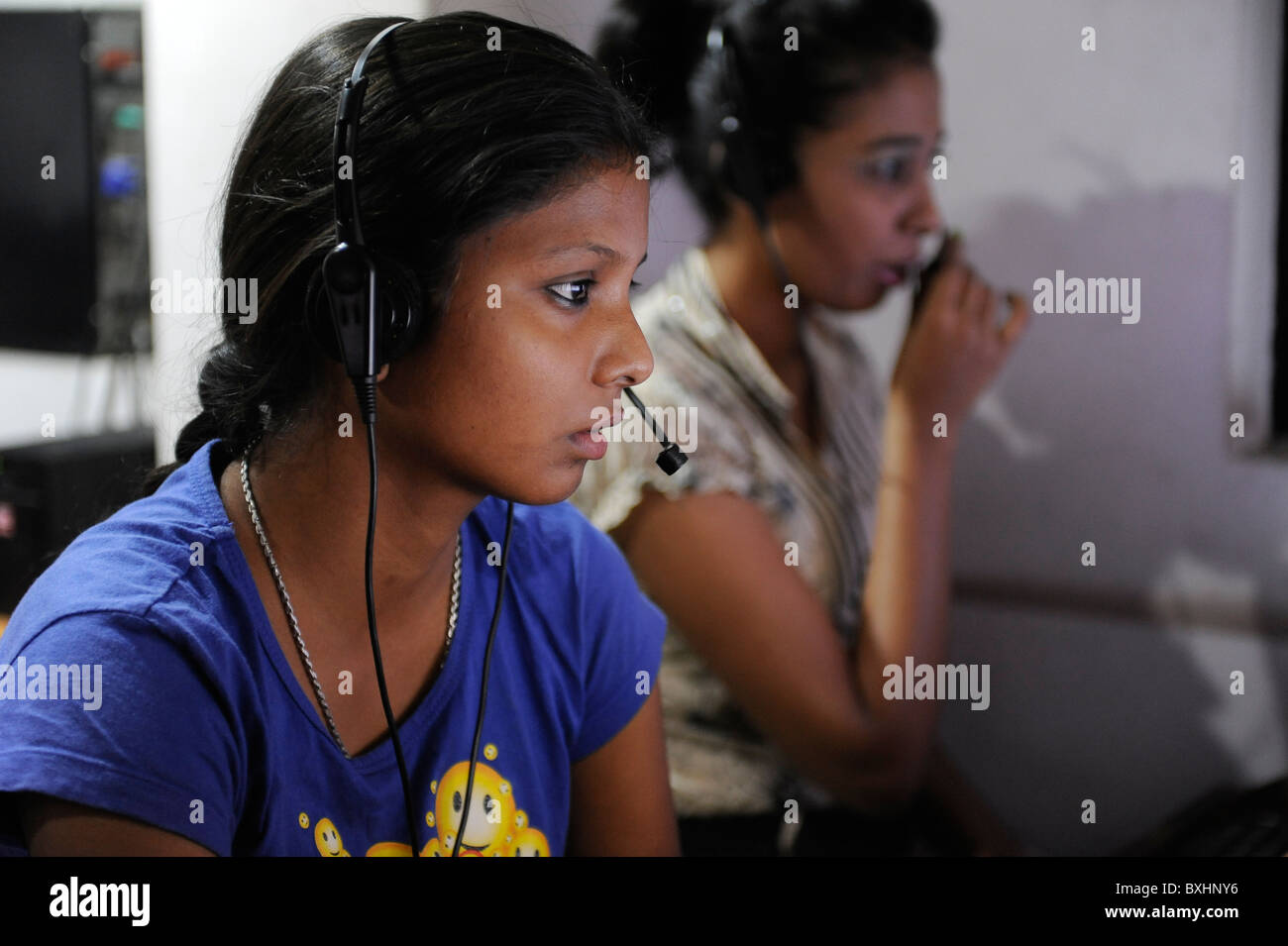 Südasien Indien Kolkata Kalkutta, junge Frauen in Call Center aufrufenden US oder UK Kunden arbeiten Stockfoto