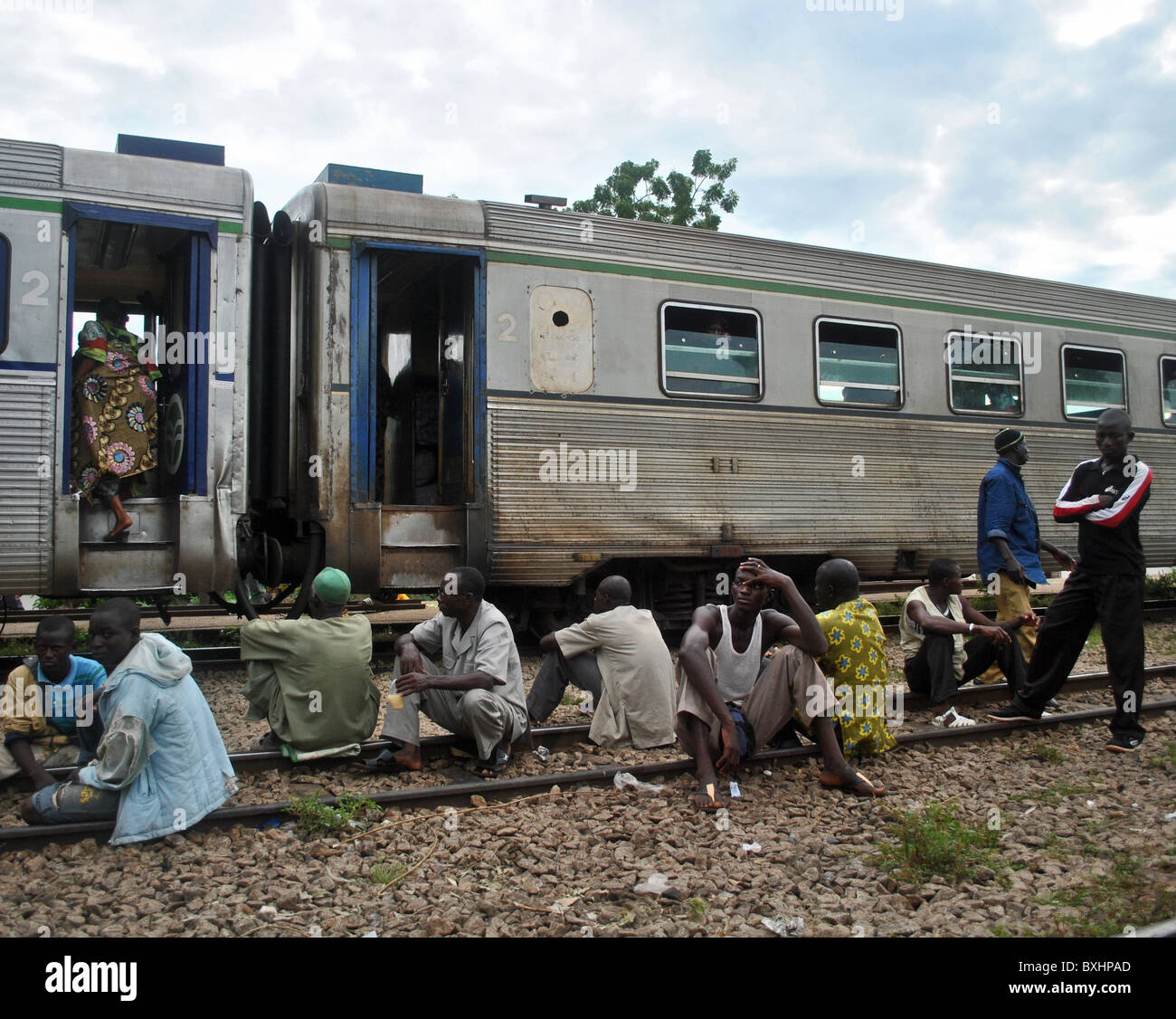 Passagiere warten auf den Zug zu verlassen, Dimbokro, Elfenbeinküste, Westafrika (Bahnstrecke von Abidjan nach Burkina Faso) Stockfoto