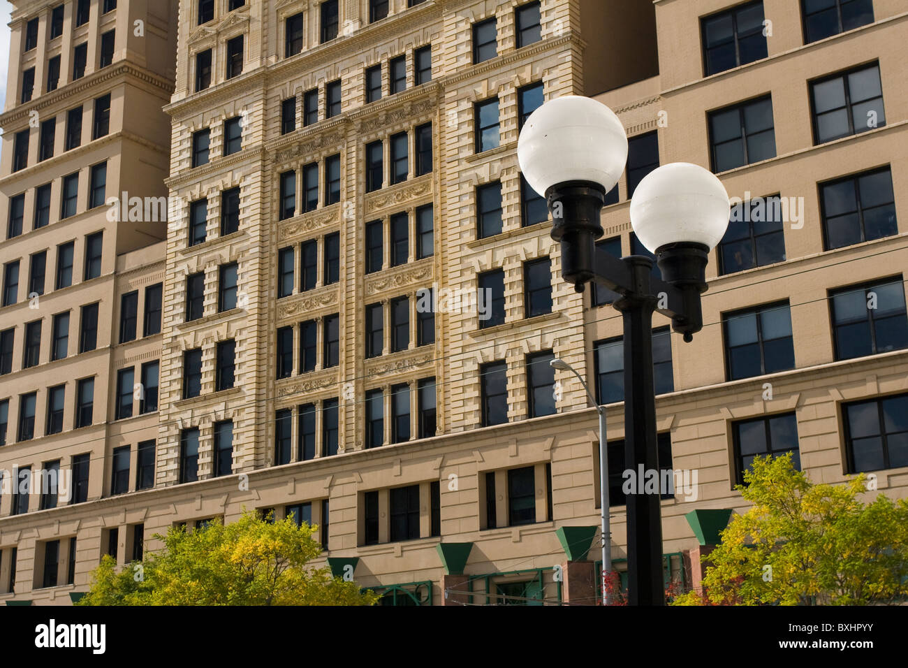Laternenpfahl und Reibold Gebäude. Dayton, Ohio, USA. Stockfoto