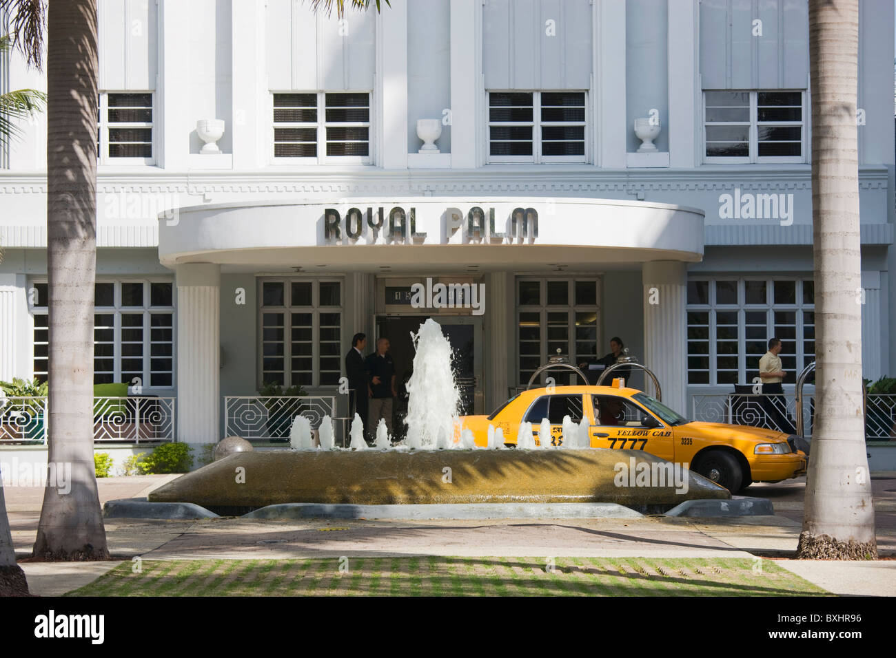 Art-Deco-Architektur im The Royal Palm Hotel und Taxi Cab in Collins Avenue, South Beach, Miami, Florida, USA Stockfoto