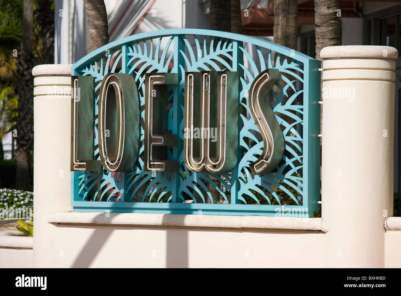 Art-Deco-Architektur Eingang zum Loews Hotel, Collins Avenue, South Beach, Miami, Florida, Vereinigte Staaten von Amerika Stockfoto