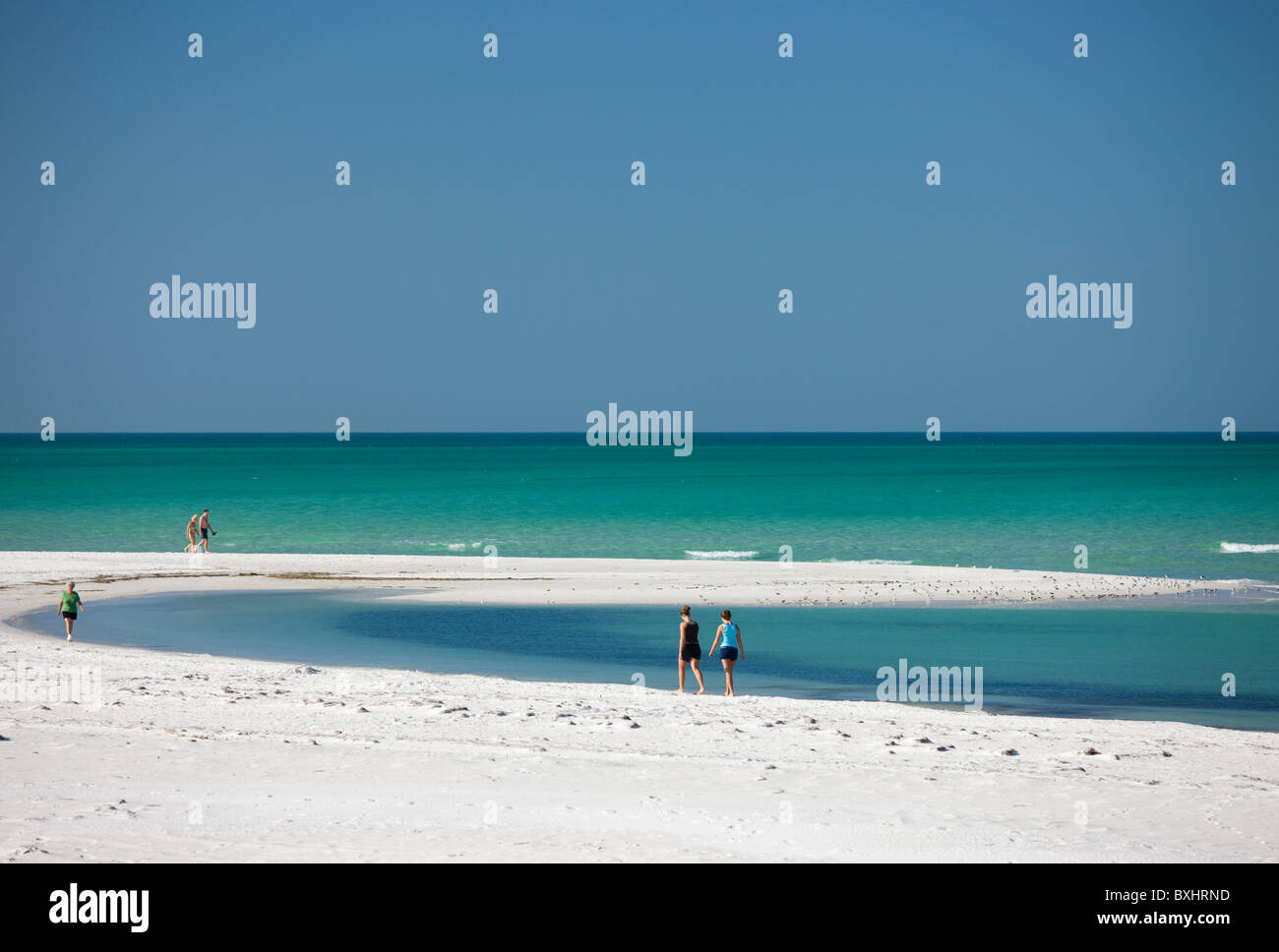 Urlauber am Strand an der Küste von Anna Maria Island, Florida, Vereinigte Staaten von Amerika Stockfoto