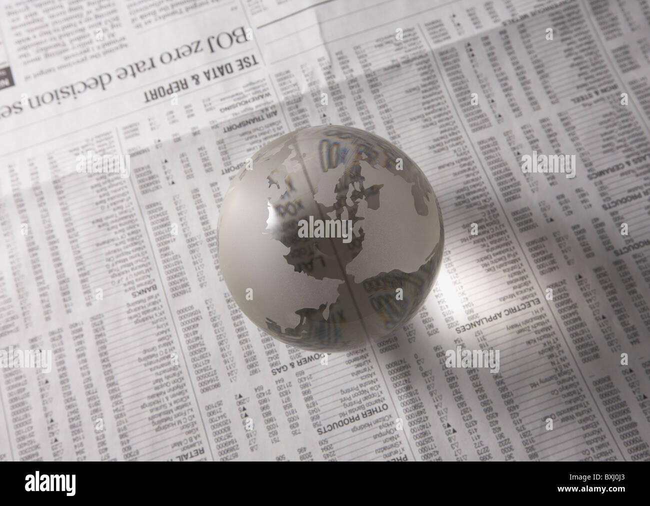 Globe and Englisch Zeitung Stockfoto