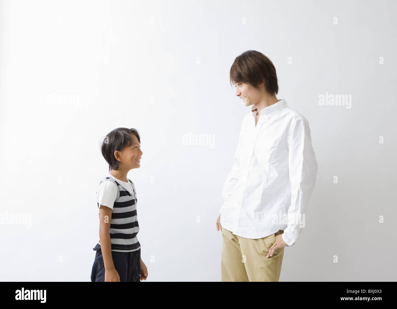 Vater und Sohn sprechen Stockfoto