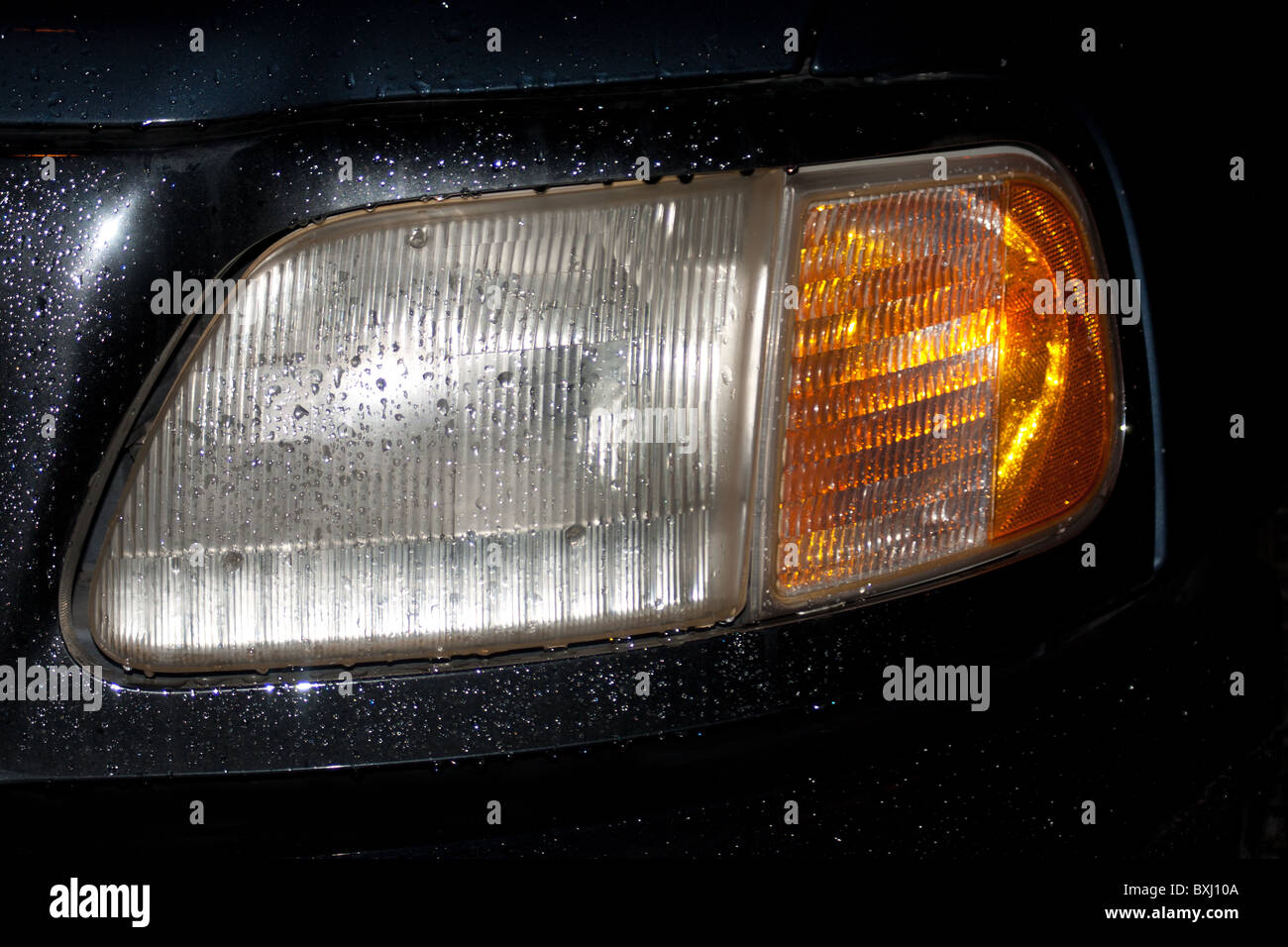 Regen Wasser Nacht Scheinwerfer Auto PKW vorne Stockfoto