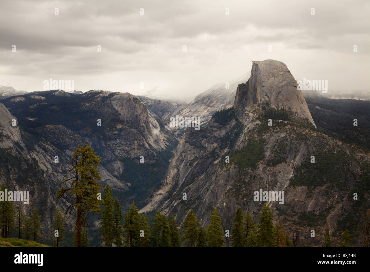 Die Yosemite Half Dome unter starker Bewölkung Stockfoto