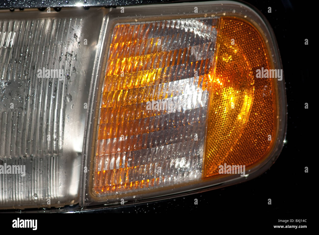 Regen Wasser Nacht Scheinwerfer Auto PKW vorne Stockfoto