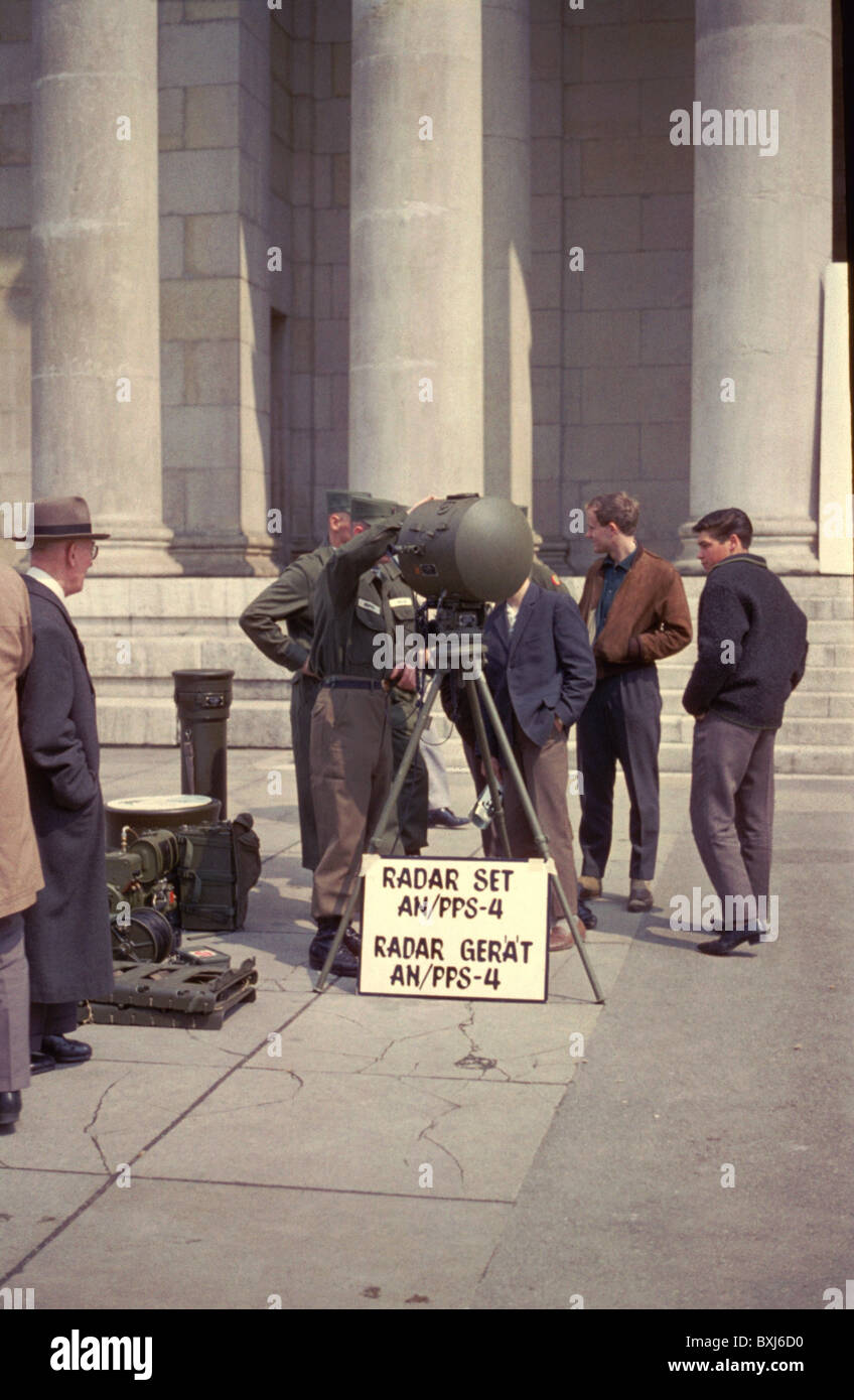 Militär, amerikanische Soldaten erklären das Radargerät AN/PPS-4, Tagesausstellung, Königsplatz, München, Deutschland, um 1961, 20. Jahrhundert, historisch, 1960er, 60er Jahre, Radargeräte, Radargeräte, Radargeräte, Radareinheiten, US, US-Armee, Präsentation, deutsche Bevölkerung, Öffentlichkeit, Industrieausstellung, Waffenausstellung, stationierte Streitkräfte, Besatzungsmacht, Besatzungsmächte, Menschen, Zusätzliche-Rechte-Clearences-Nicht Verfügbar Stockfoto