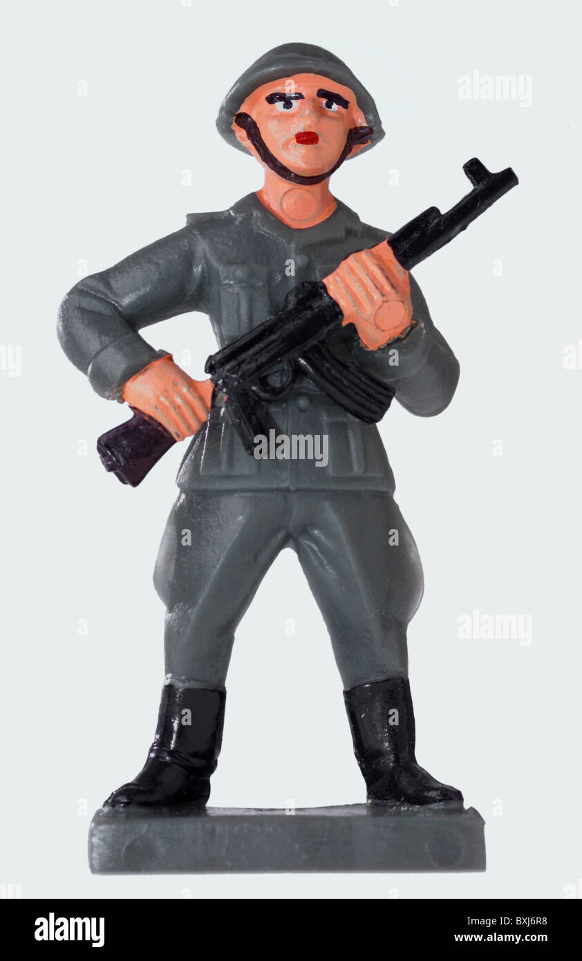 Spielzeug, Spielzeugfiguren, Wachsoldat der Nationalen Volksarmee, hergestellt von VEB Spielzeugland Meng.-Hämm., Werk Effelder, Ostdeutschland, um 1987, Zusatzrechte-Clearences-nicht verfügbar Stockfoto