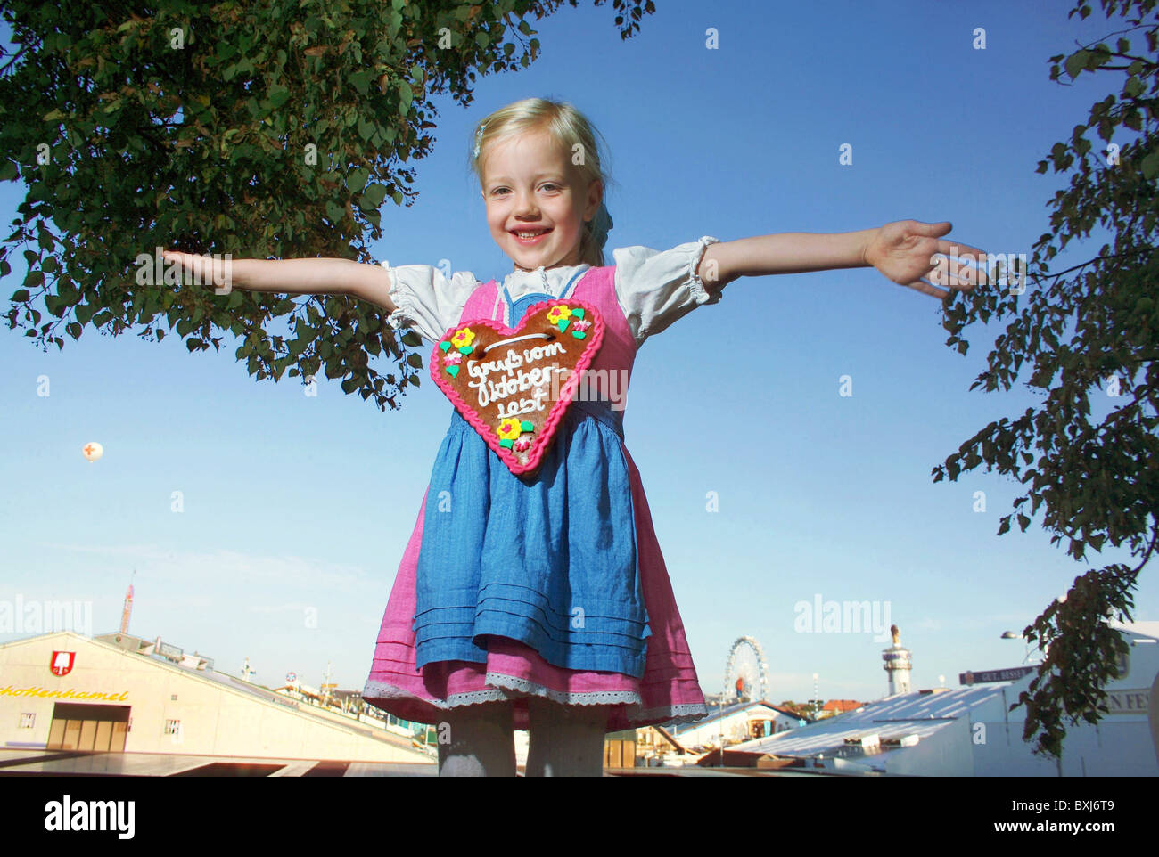 Menschen, Kinder, Mädchen auf dem oktoberfest, Münchner Bierfest, 3.10.2004, Zusatz-Rechte-Clearenzen-nicht verfügbar Stockfoto