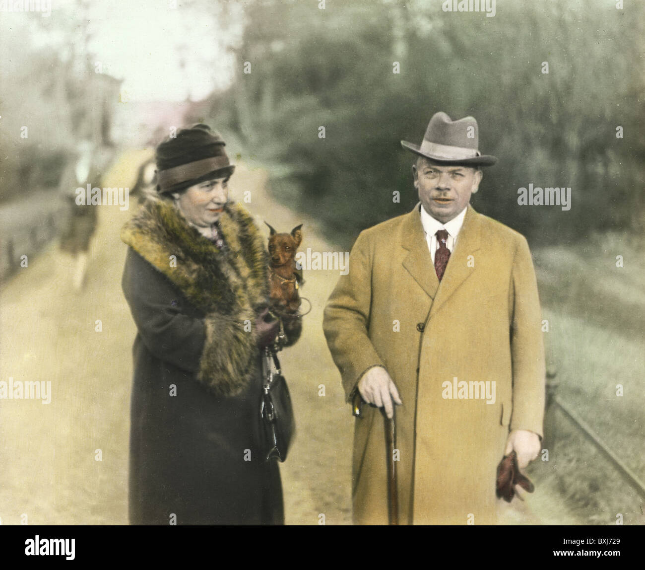 Personen, Paare, Ehepaar mit Hund, Deutschland, um 1926, Additional-Rights-Clearences-not available Stockfoto