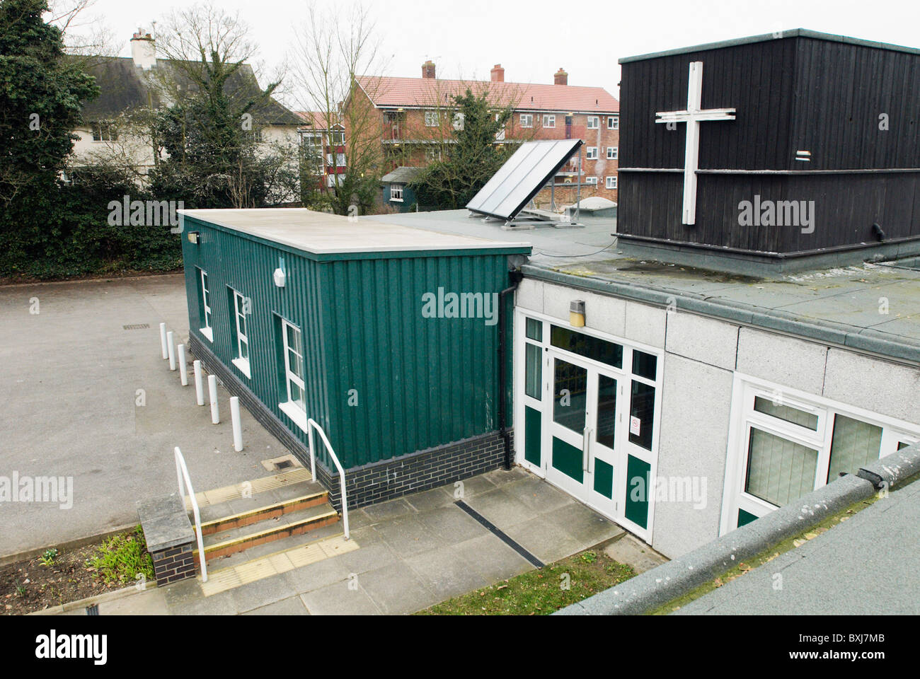 Warmwasser-Sonnenkollektoren auf dem Dach einer Schule Ipswich UK Stockfoto