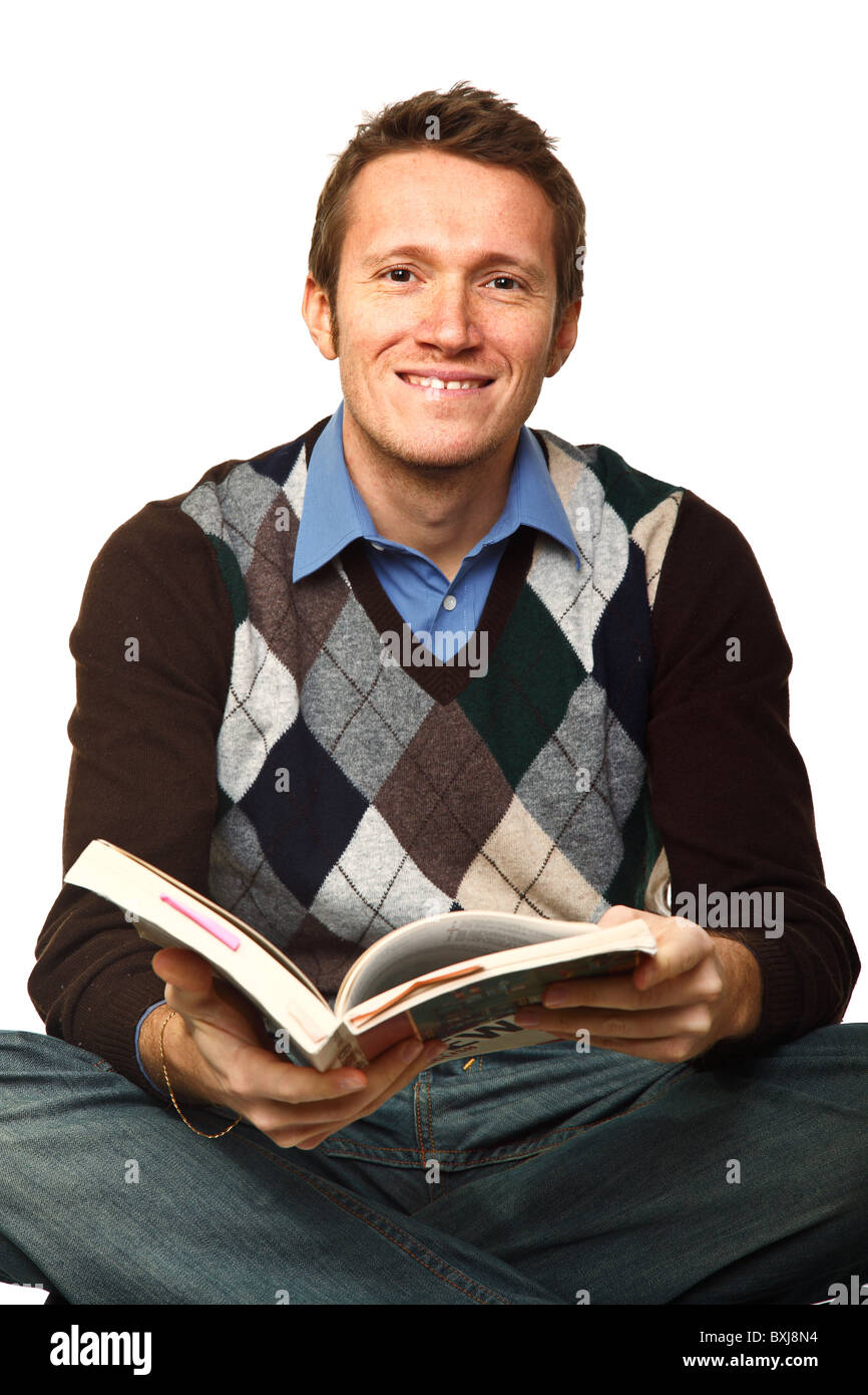 sitzen Sie Mann mit Buch an Studie isoliert auf weiss Stockfoto