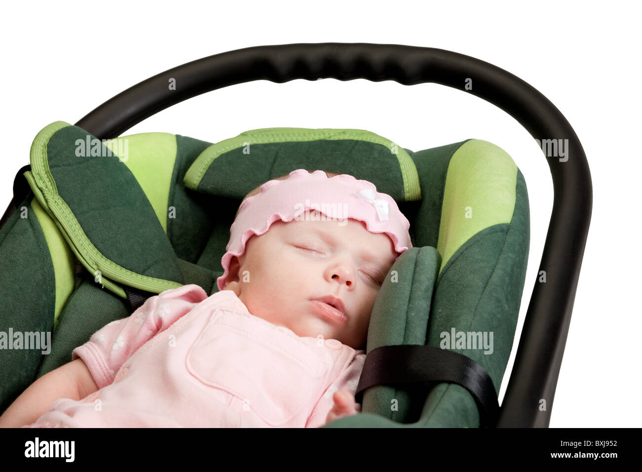 Sechs Wochen alten Baby Mädchen im Autositz über weißen isoliert Stockfoto