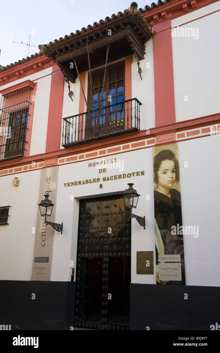 Vorne / Fassade der Kunstgalerie / Museum "Hospital De gekommen Sacerdotes" Plaza de los gekommen, Sevilla, Spanien. Stockfoto