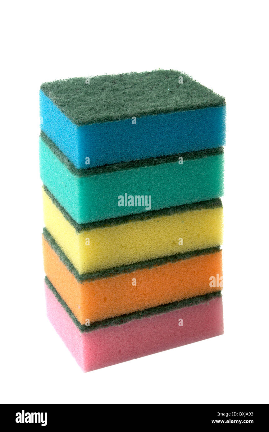 Turm von Schwämme verschiedene Farben auf weißem Hintergrund ist es isoliert Stockfoto