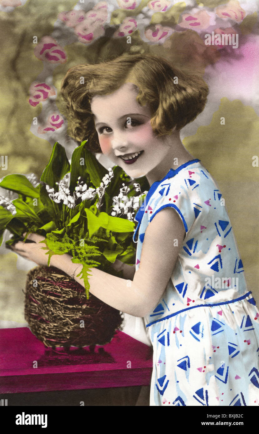 Kitsch / Souvenir, Grußkarte, Mädchen mit Blumen, Schweiz, 1932,  Zusatz-Rechte-Clearences-nicht vorhanden Stockfotografie - Alamy