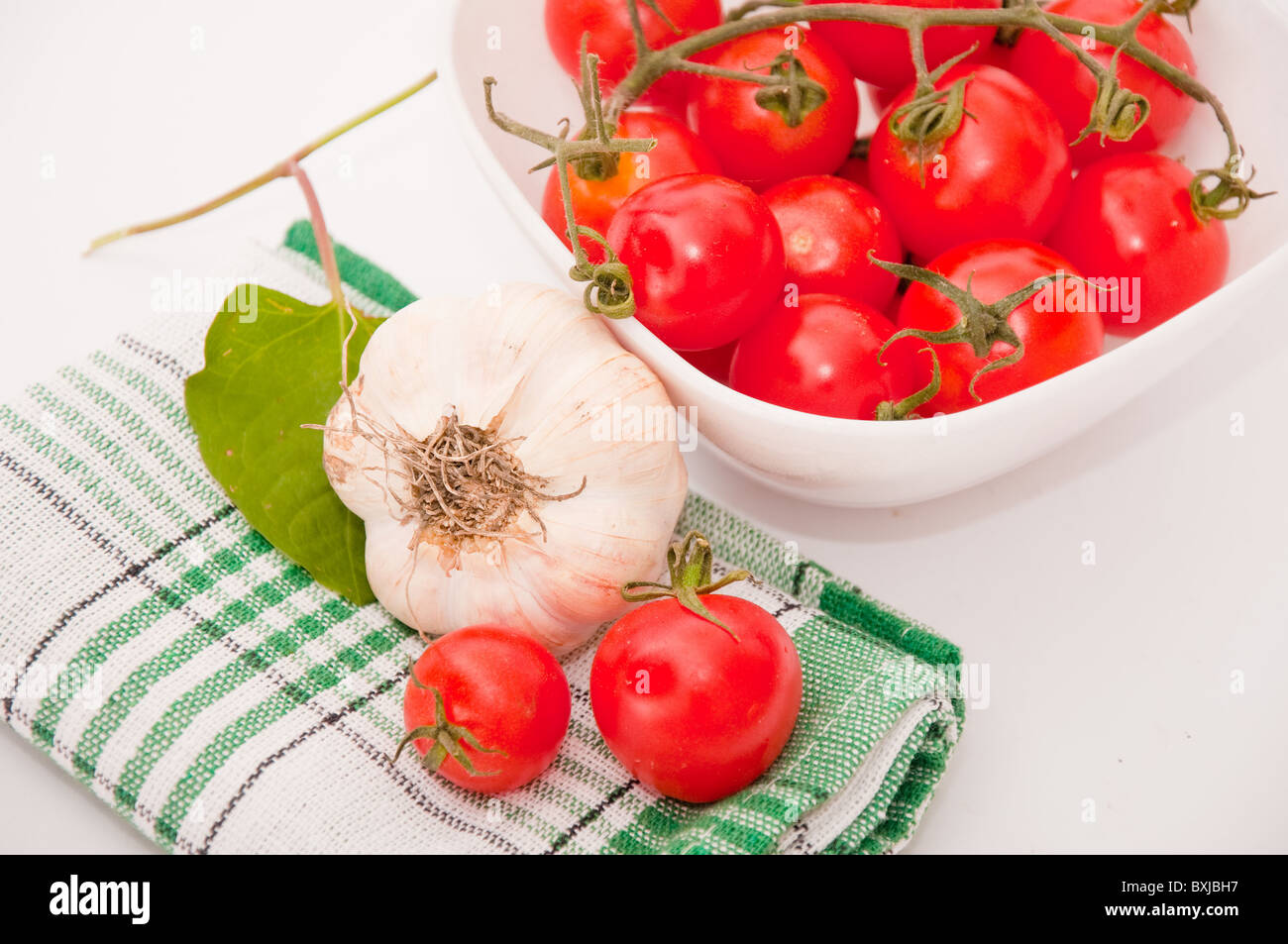 Frische Tomaten auf einem Teller aus Holz Küche Stockfoto