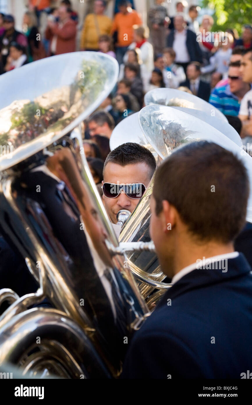 Brass Band / Kapellenmitglieder / Musiker Teilnahme / Durchführung in Sevillas Semana Santa Ostern Karwoche. Sevilla Spanien. Stockfoto