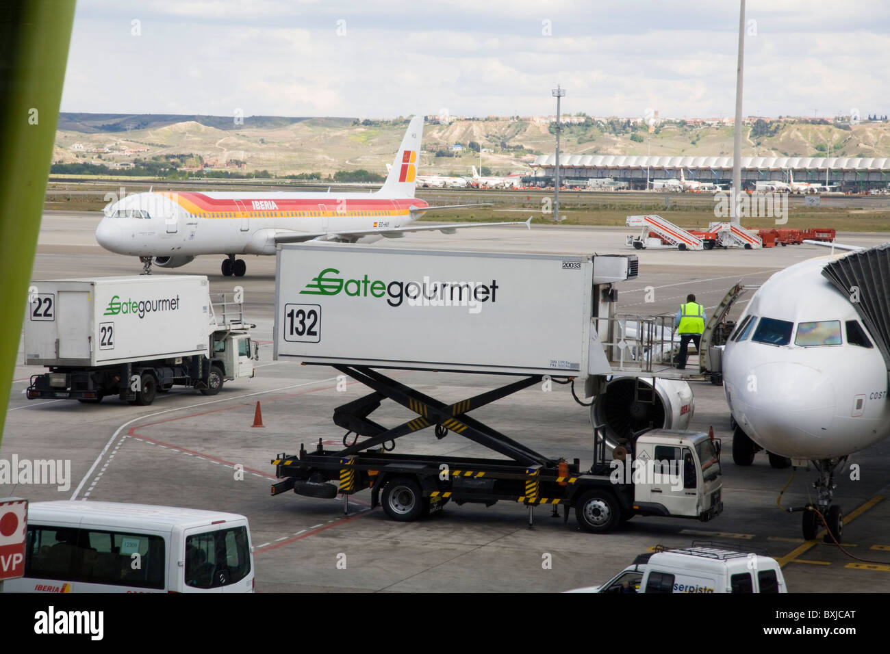 Gate Gourmet Airline-catering-Versorgung der Verladung in ein Flugzeug / Flug am Flughafen Madrid-Barajas, Spanien. Stockfoto