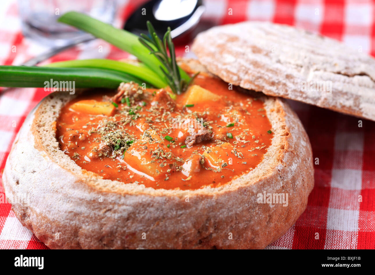 Gulasch in einer Brotschale Stockfoto