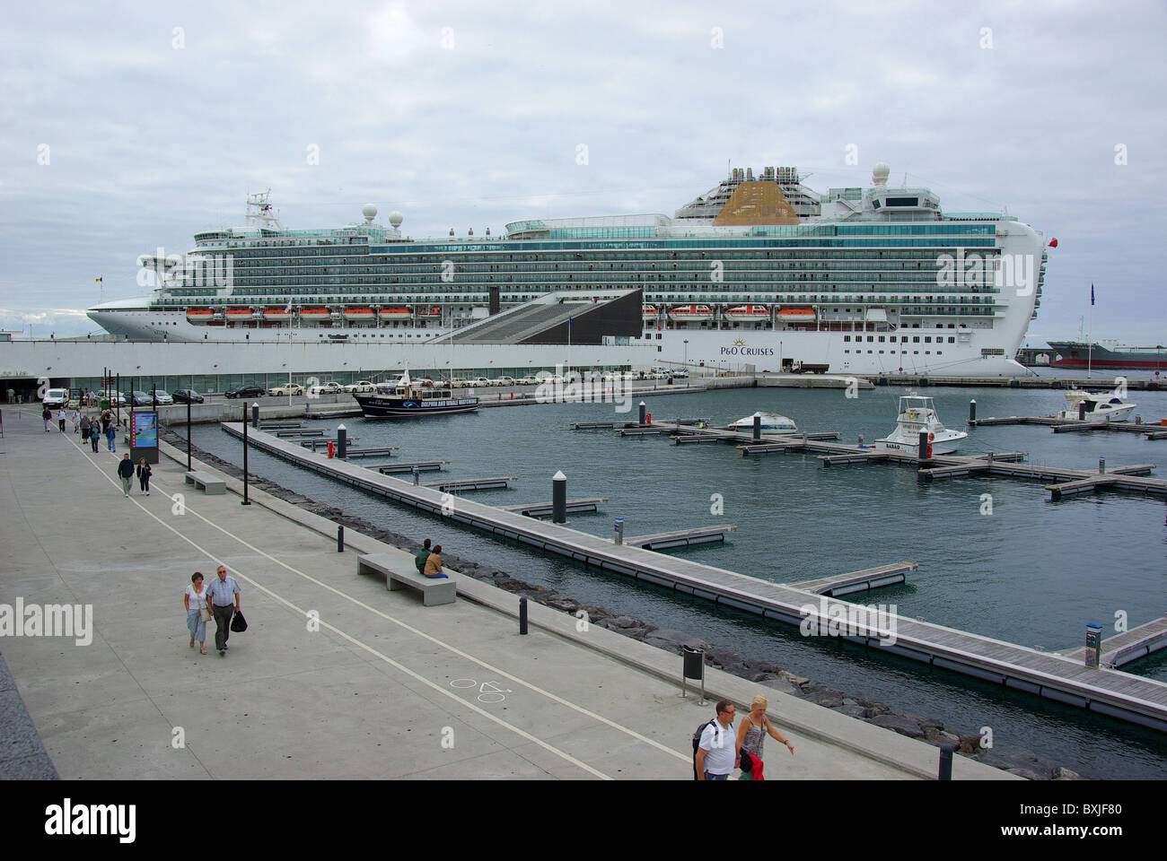 Kreuzfahrtschiff im Portas Do Mar, Ponta Delgada. Azoren, Portugal. Stockfoto