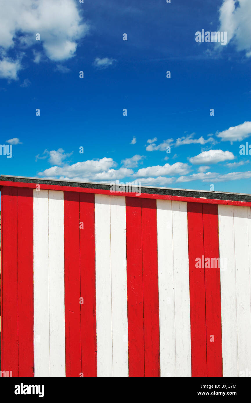 abstrakte Sicht von roten und weißen Strandhütte an einem Sommertag in Great Yarmouth Stockfoto