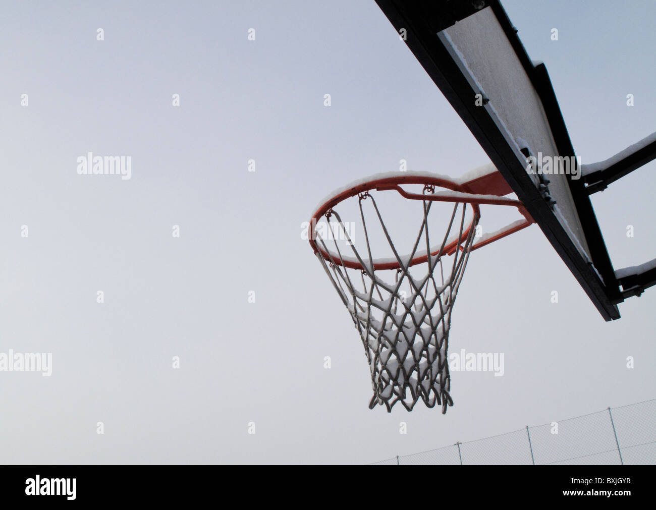 beschneite Korb in einem grauen und kalten Wintertag, Basketball Stockfoto