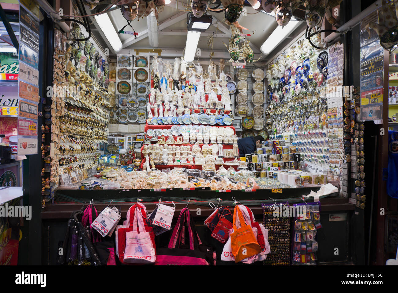 Nacht Foto von Piazza Navona Weihnachten Straße Marktstand, Verkauf von Souvenirs, Masken, Taschen, Schirme, Etc, Etc, in Rom. Stockfoto