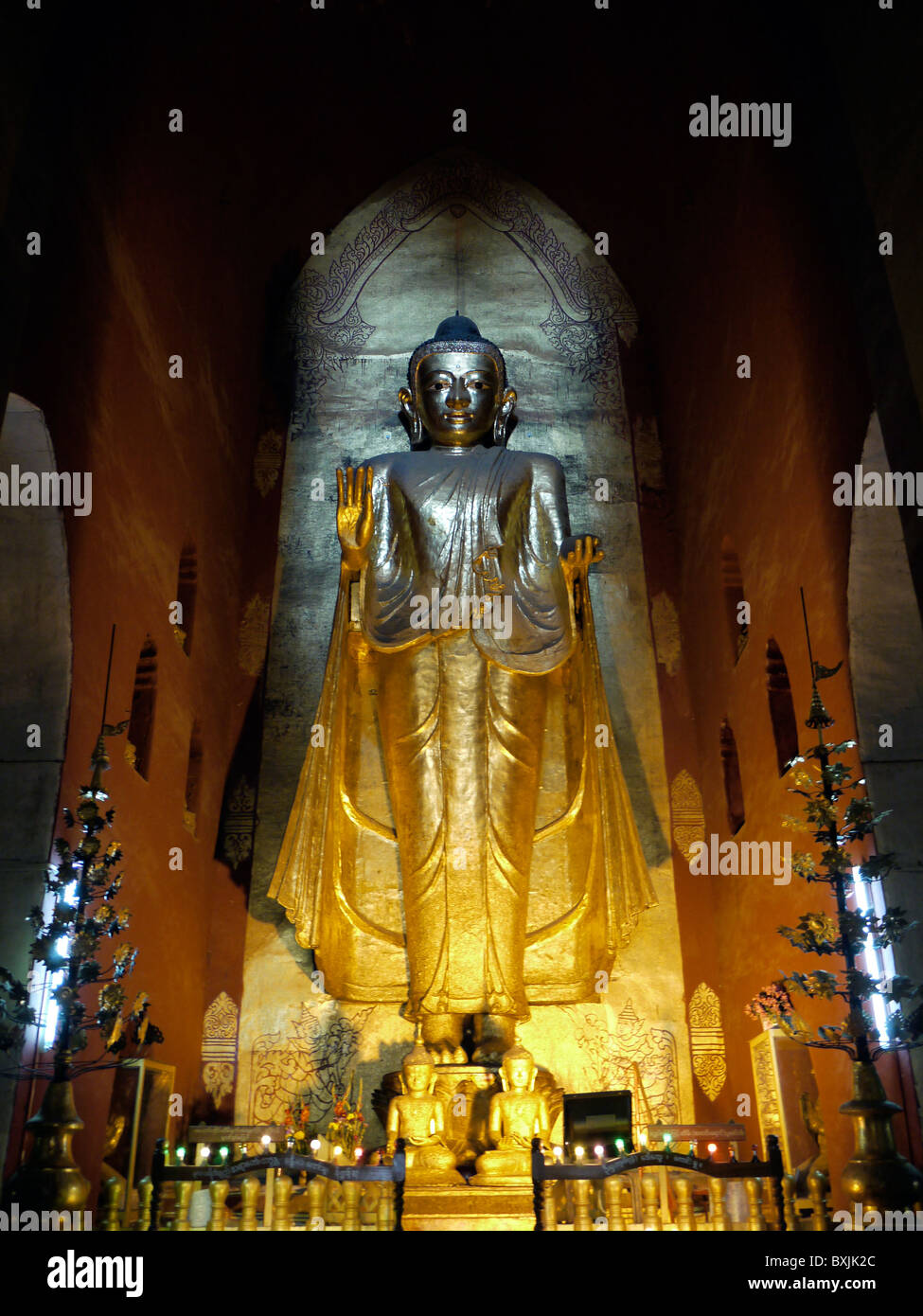 Buddha-Statue in einem Tempel in der antiken Stadt von Bagan, Burma, Myanmar Stockfoto