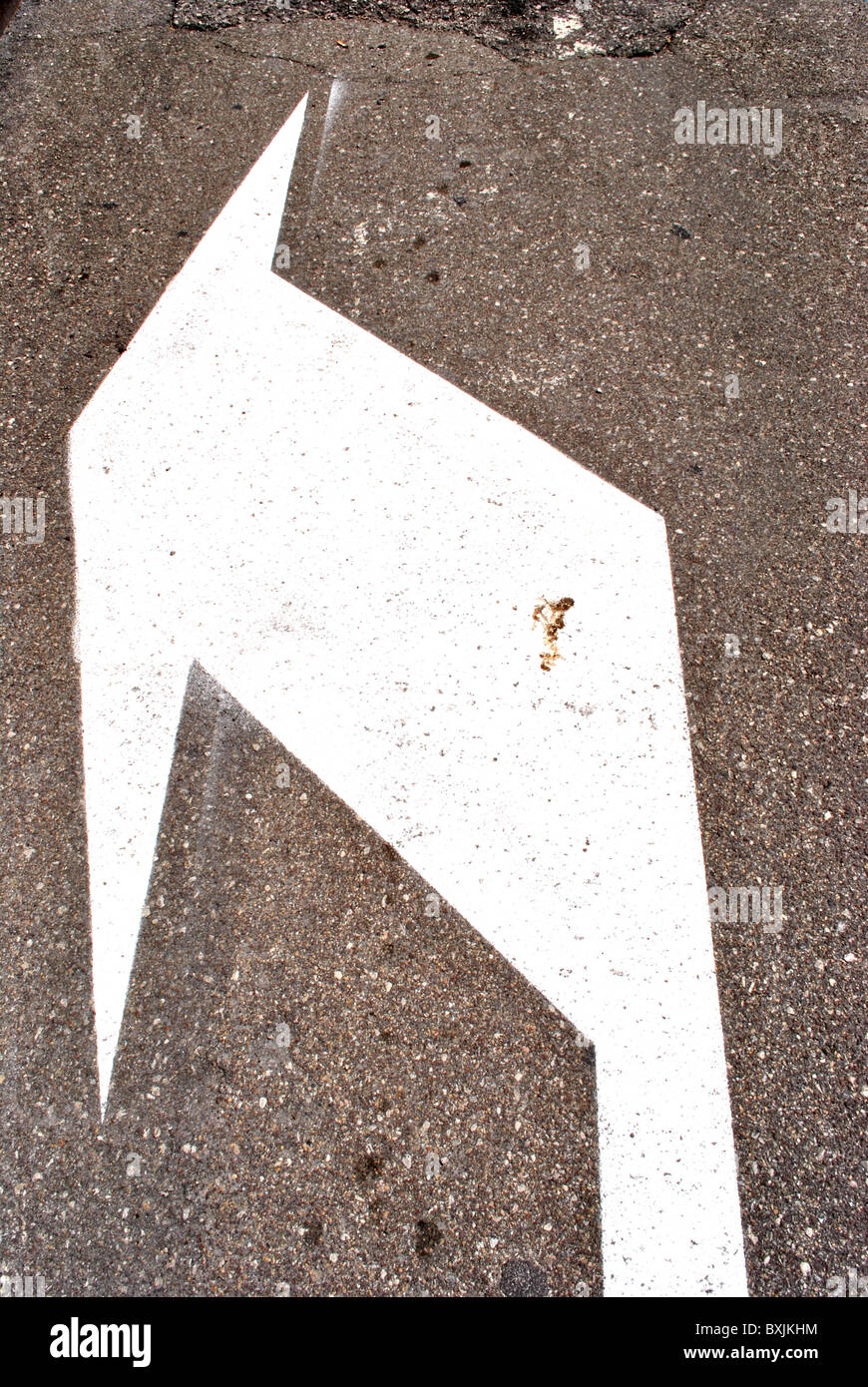gedruckt auf dem Asphalt Verkehrszeichen an, mit einem Pfeil nach links abbiegen Stockfoto