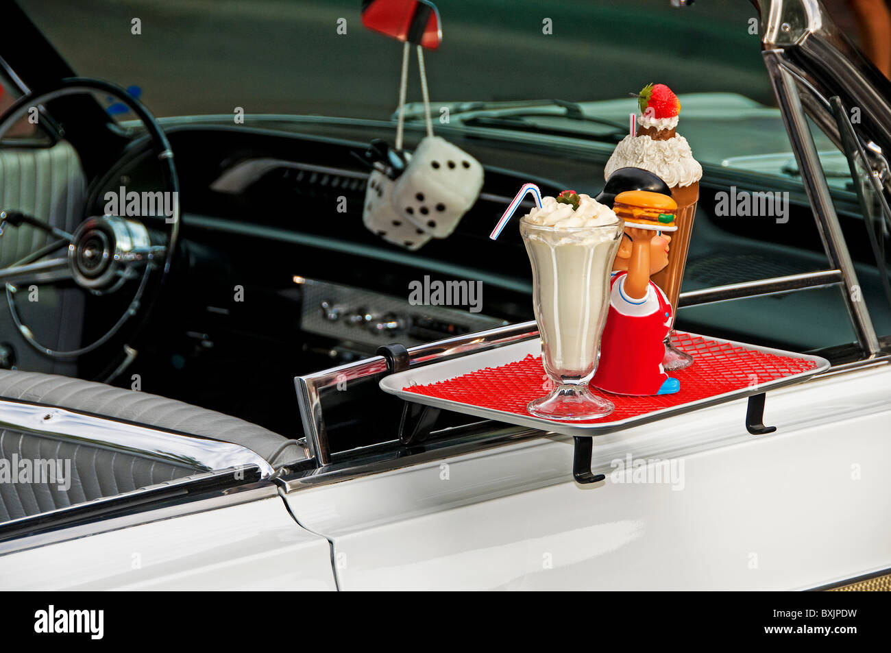 Fast food on hanging window tray at drive-in Stockfoto